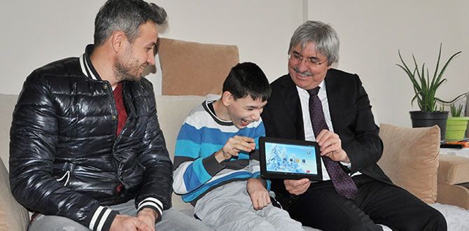 CENGİZ ENGELLİ ÖĞRENCİSİNİ EVİNDE ZİYARET ETTİ
