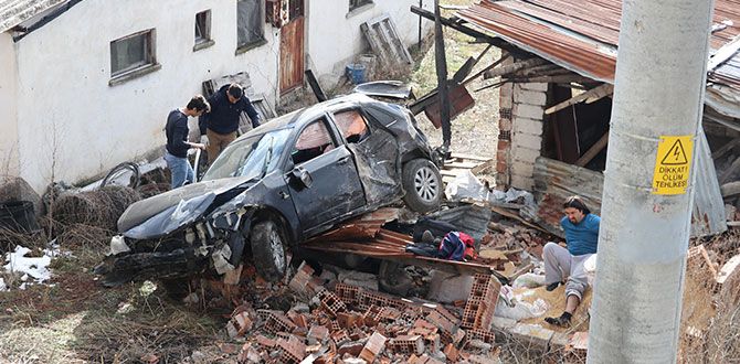 OTOMOBİL TAKLA ATTI: 5 YARALI OTOMOBİL TAKLA ATTI: 5 YARALI