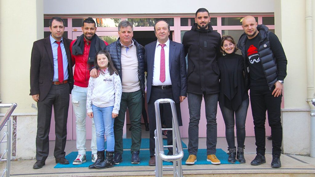 BOLUSPORLU FUTBOLCULAR ÖĞRENCİLERLE BULUŞTU BOLUSPORLU FUTBOLCULAR ÖĞRENCİLERLE BULUŞTU