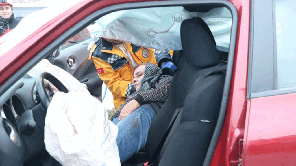 OTOMOBİL TABELAYA ÇARPTI