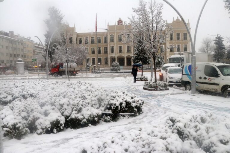HER YERDE KAR VAR