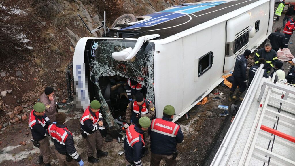 FECİ KAZA 2 ÖLÜ, 20 YARALI