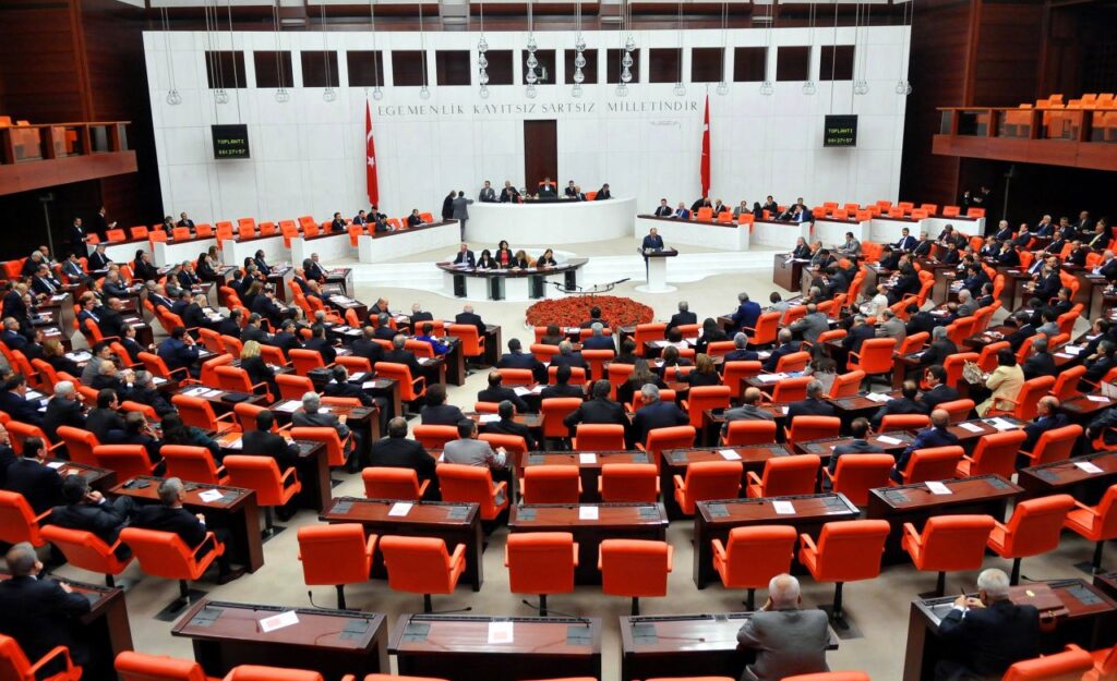 Seçim ittifakı teklifi bir gecede yasalaştı Seçim ittifakı teklifi bir gecede yasalaştı