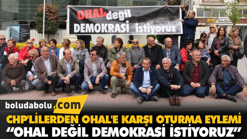 CHP’LİLERDEN OHAL’E KARŞI OTURMA EYLEMİ CHP’LİLERDEN OHAL’E KARŞI OTURMA EYLEMİ