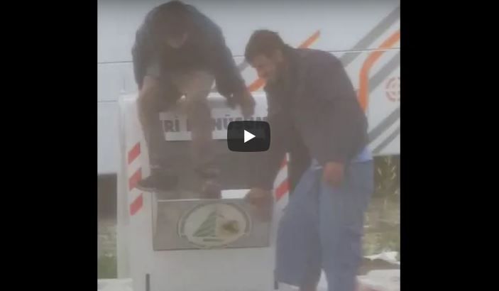 Katı atık toplamak için çöp konteynerine girdi