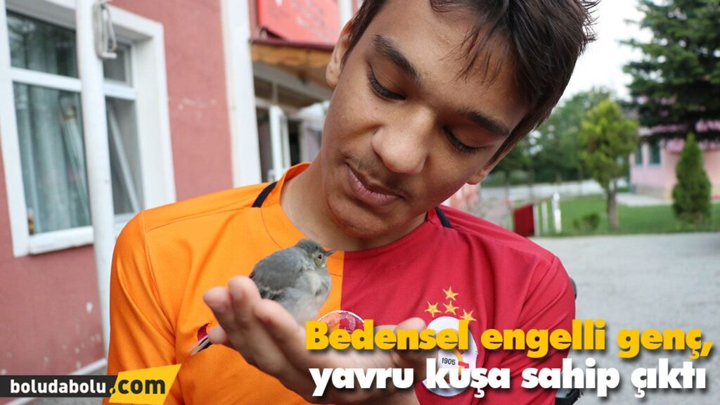 Bedensel engelli genç, yavru kuşa sahip çıktı Bedensel engelli genç, yavru kuşa sahip çıktı