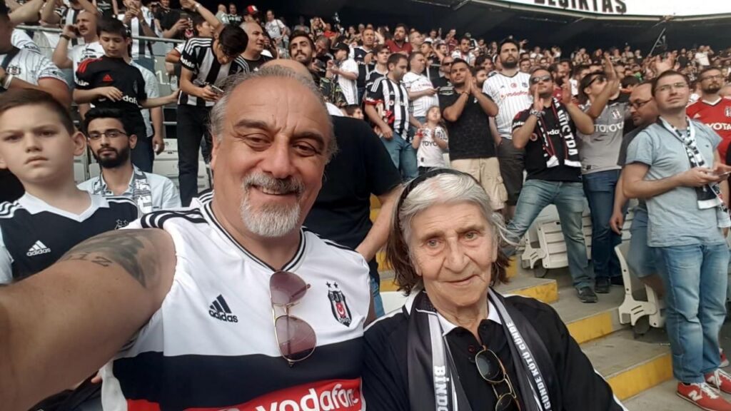 87 yaşında Beşiktaş sevgisi 87 yaşında Beşiktaş sevgisi