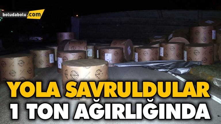 YOLA DÖKÜLEN KAĞIT RULOLAR TRAFİĞİ AKSATTI