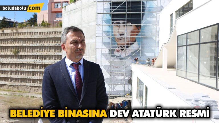 BELEDİYE BİNASINA DEV ATATÜRK RESMİ