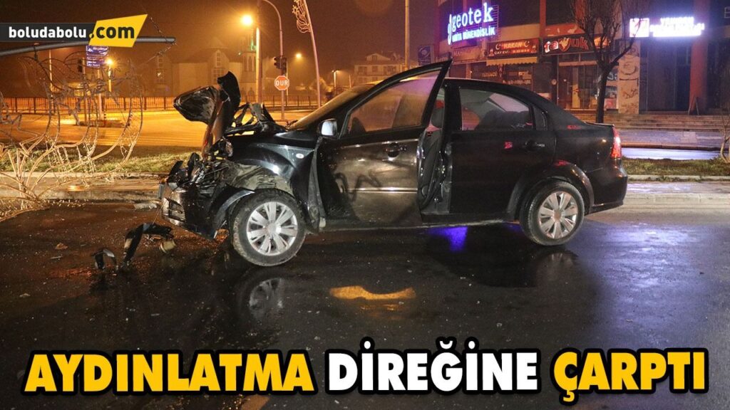 AYDINLATMA DİREĞİNE ÇARPTI