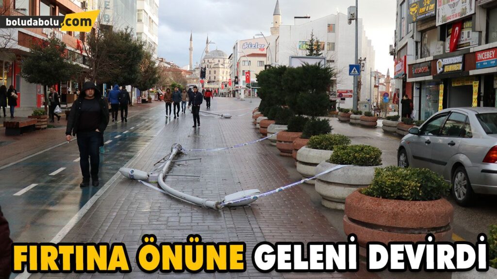 BOLU’DA, FIRTINA NEDENİYLE DİREKLER VE AĞAÇLAR DEVRİLDİ