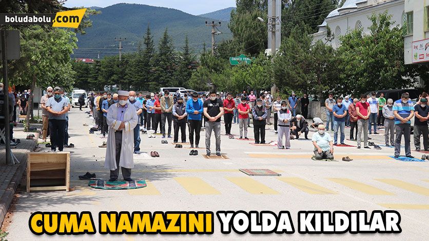 Cuma namazı için trafiğe açık yol kapatıldı Cuma namazı için trafiğe açık yol kapatıldı