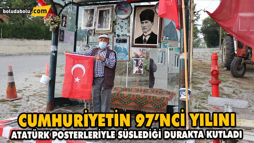 CUMHURİYETİN 97’NCİ YILINI ATATÜRK POSTERLERİYLE SÜSLEDİĞİ DURAKTA KUTLADI