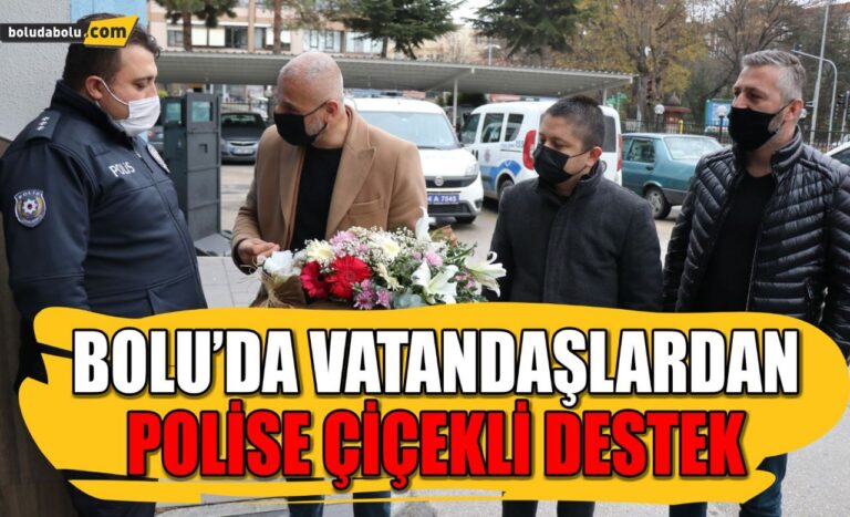 Bolu’da vatandaşlardan polise çiçekli destek