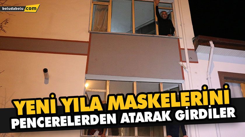 YENİ YILA MASKELERİNİ PENCERELERDEN ATARAK GİRDİLER YENİ YILA MASKELERİNİ PENCERELERDEN ATARAK GİRDİLER