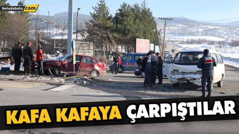 MİNİBÜS İLE OTOMOBİL KAVŞAKTA ÇARPIŞTI: 2 YARALI