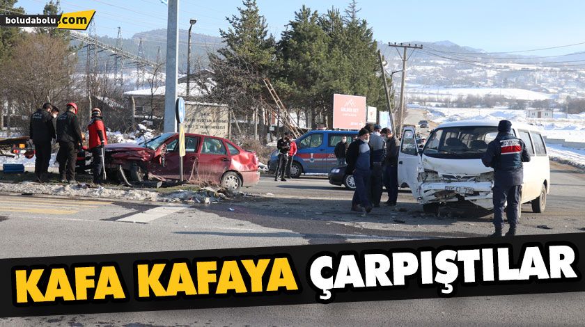 MİNİBÜS İLE OTOMOBİL KAVŞAKTA ÇARPIŞTI: 2 YARALI MİNİBÜS İLE OTOMOBİL KAVŞAKTA ÇARPIŞTI: 2 YARALI