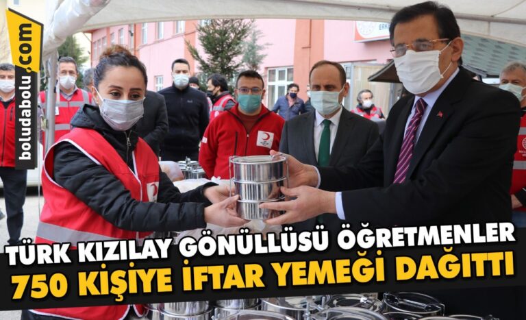 Bolu’da Türk Kızılay gönüllüsü öğretmenler ihtiyaç sahibi 750 kişiye iftar yemeği dağıttı