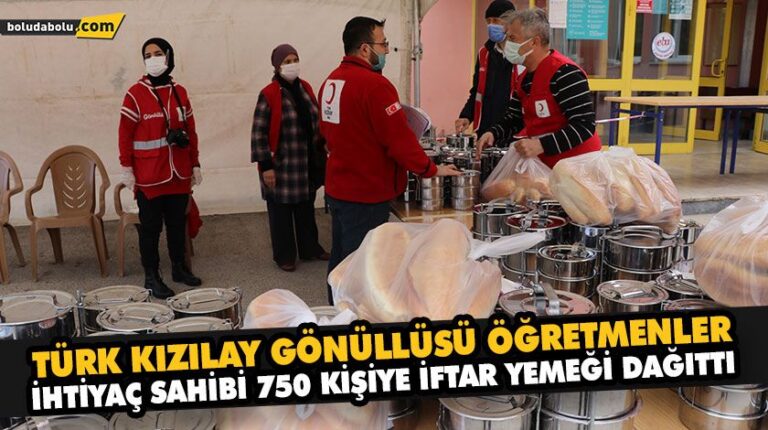 TÜRK KIZILAY GÖNÜLLÜSÜ ÖĞRETMENLER İFTAR YEMEĞİ DAĞITTI