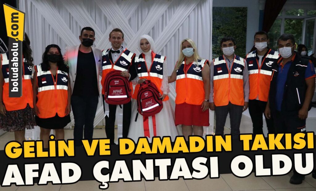 Gelin ve Damadın takısı AFAD çantası oldu Gelin ve Damadın takısı AFAD çantası oldu