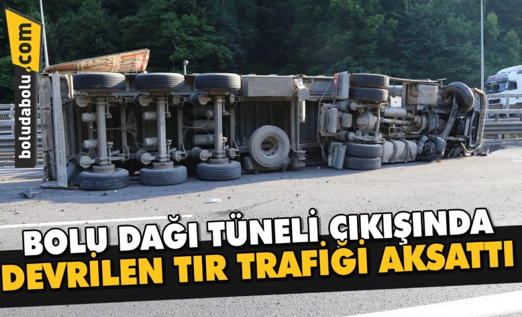 Bolu Dağı Tüneli çıkışında devrilen tır trafiği aksattı Bolu Dağı Tüneli çıkışında devrilen tır trafiği aksattı