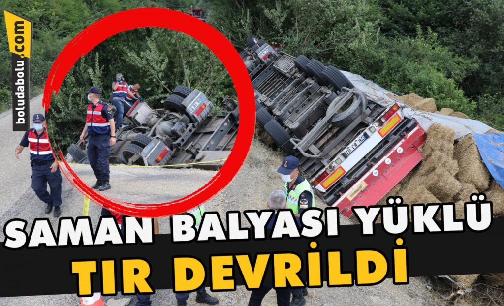 Saman balyası yüklü tır devrildi Saman balyası yüklü tır devrildi
