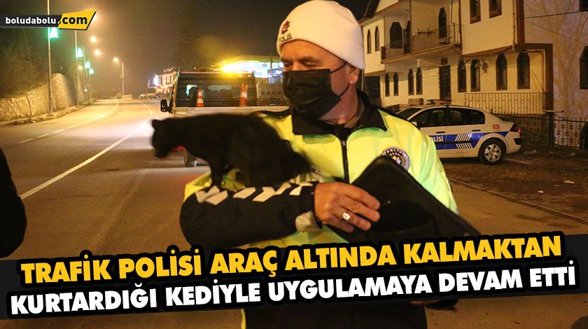 TRAFİK POLİSİ ARAÇ ALTINDA KALMAKTAN KURTARDIĞI KEDİYLE UYGULAMAYA DEVAM ETTİ TRAFİK POLİSİ ARAÇ ALTINDA KALMAKTAN KURTARDIĞI KEDİYLE UYGULAMAYA DEVAM ETTİ