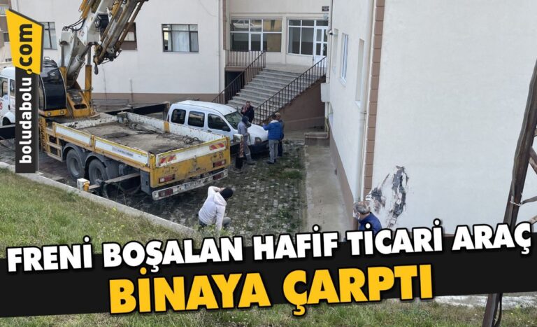 Bolu’da freni boşalan hafif ticari araç istinat duvarını aşarak binaya çarptı