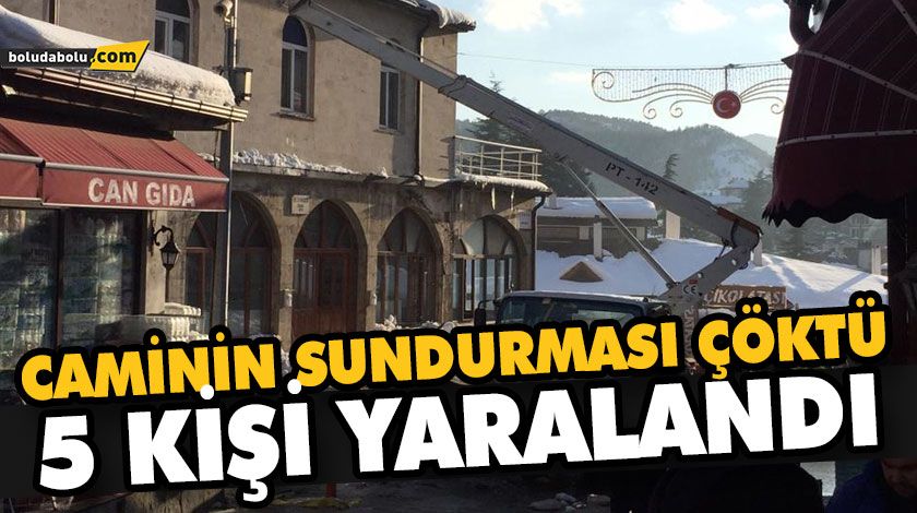 CAMİNİN SUNDURMASI ÇÖKTÜ, 5 KİŞİ YARALANDI CAMİNİN SUNDURMASI ÇÖKTÜ, 5 KİŞİ YARALANDI