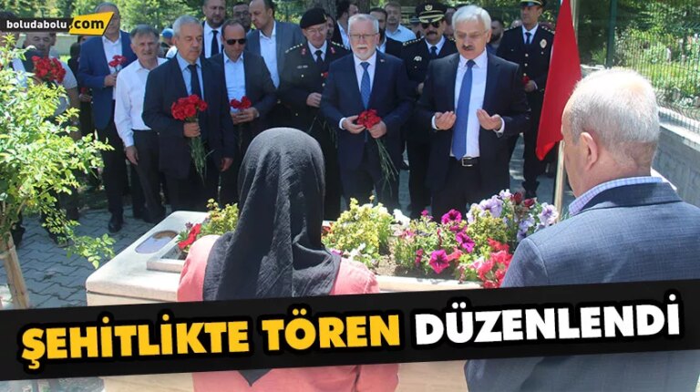 ŞEHİTLİKTE TÖREN DÜZENLENDİ