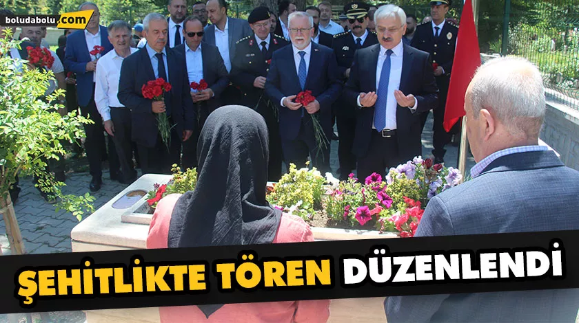 ŞEHİTLİKTE TÖREN DÜZENLENDİ ŞEHİTLİKTE TÖREN DÜZENLENDİ