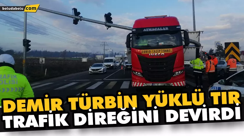 DEMİR TÜRBİN YÜKLÜ TIR, TRAFİK DİREĞİNİ DEVİRDİ DEMİR TÜRBİN YÜKLÜ TIR, TRAFİK DİREĞİNİ DEVİRDİ