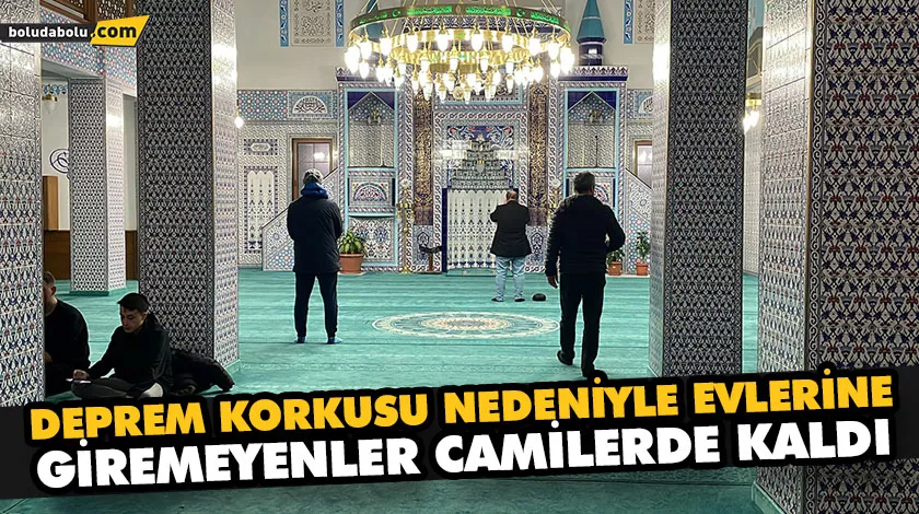 DEPREM KORKUSU NEDENİYLE EVLERİNE GİREMEYENLER CAMİLERDE KALDI DEPREM KORKUSU NEDENİYLE EVLERİNE GİREMEYENLER CAMİLERDE KALDI