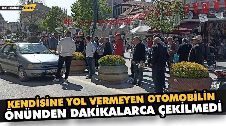 KENDİSİNE YOL VERMEYEN OTOMOBİLİN ÖNÜNDEN DAKİKALARCA ÇEKİLMEDİ