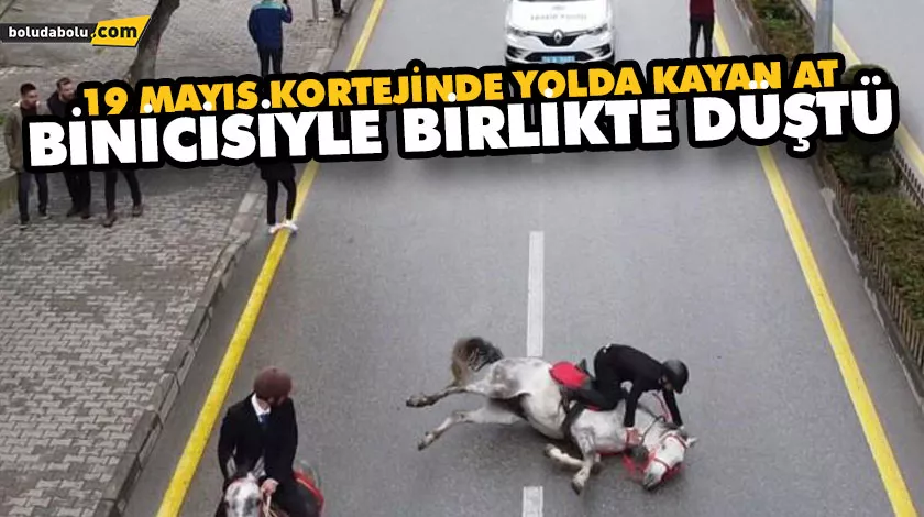 19 MAYIS KORTEJİNDE YOLDA KAYAN AT, BİNİCİSİYLE BİRLİKTE DÜŞTÜ 19 MAYIS KORTEJİNDE YOLDA KAYAN AT, BİNİCİSİYLE BİRLİKTE DÜŞTÜ