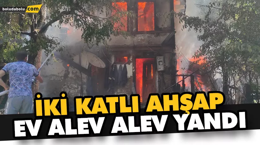 İKİ KATLI AHŞAP EV ALEV ALEV YANDI İKİ KATLI AHŞAP EV ALEV ALEV YANDI