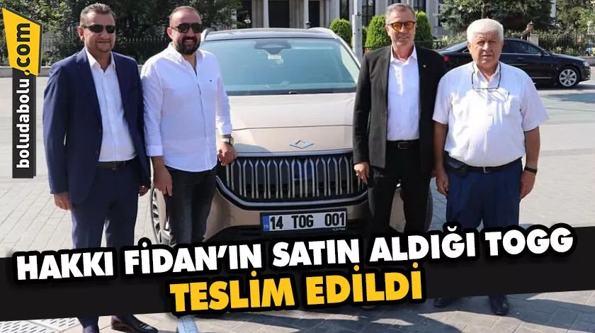 Hakkı Fidan’ın TOGG geldi, başında hatıra fotoğrafı çektirdiler Hakkı Fidan’ın TOGG geldi, başında hatıra fotoğrafı çektirdiler