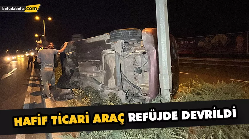 Hafif ticari araç refüjde devrildi Hafif ticari araç refüjde devrildi