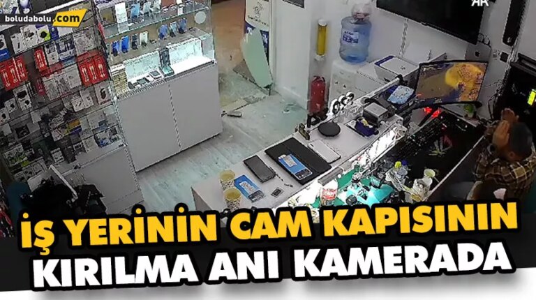 İş yerinin cam kapısının kırılma anı kamerada