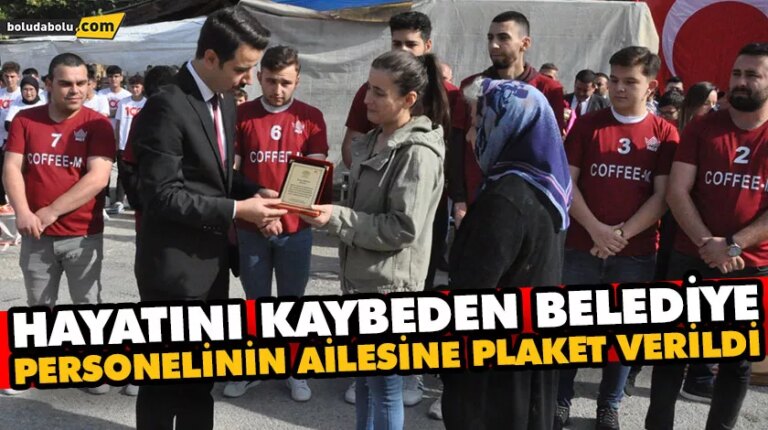 Hayatını kaybeden belediye personelinin ailesine plaket verildi