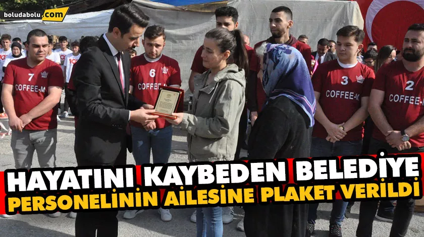 Hayatını kaybeden belediye personelinin ailesine plaket verildi Hayatını kaybeden belediye personelinin ailesine plaket verildi