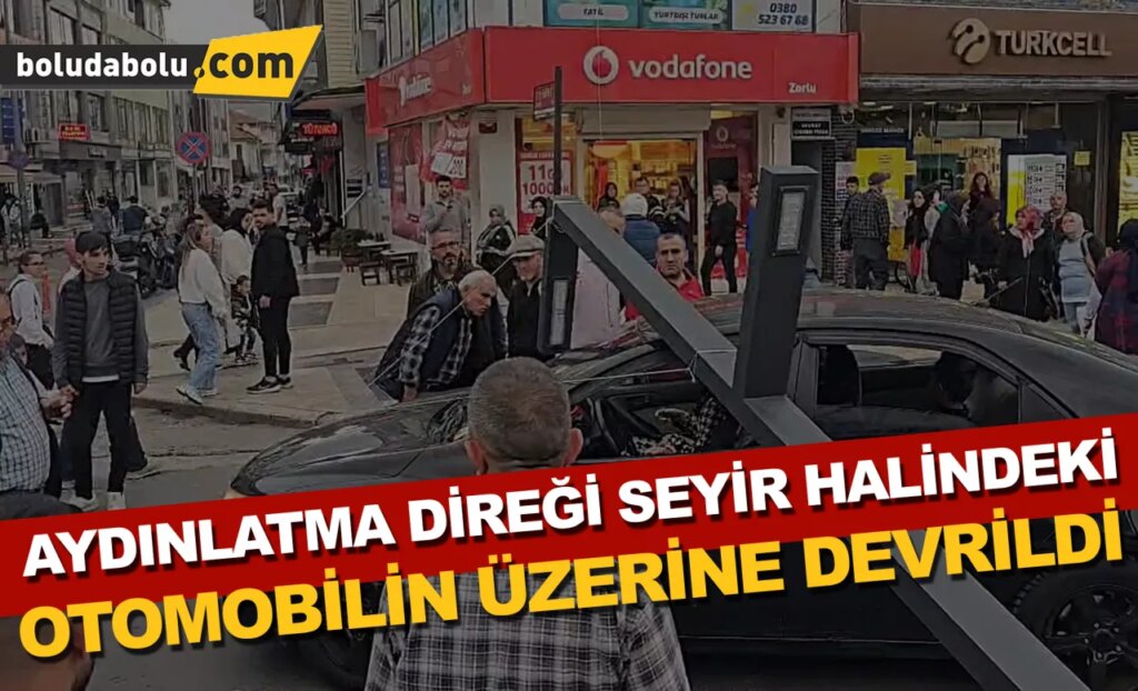 Düzce’de aydınlatma direği seyir halindeki otomobilin üzerine devrildi Düzce’de aydınlatma direği seyir halindeki otomobilin üzerine devrildi