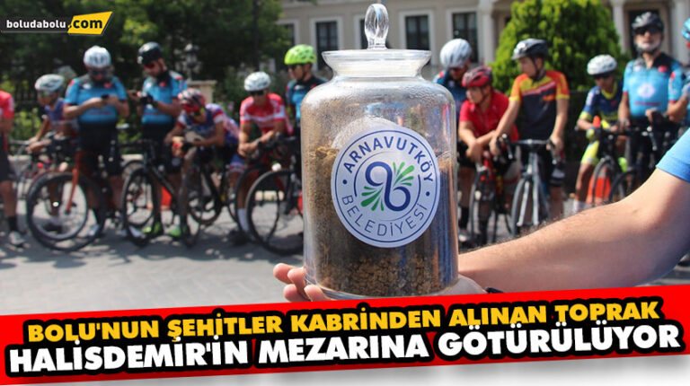 BOLU’NUN ŞEHİTLER KABRİNDEN ALINAN TOPRAK HALİSDEMİR’İN MEZARINA GÖTÜRÜLÜYOR