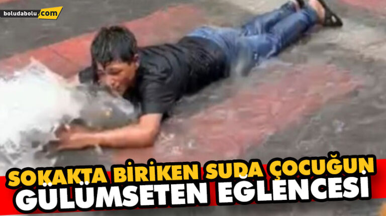 SOKAKTA BİRİKEN SUDA ÇOCUĞUN GÜLÜMSETEN EĞLENCESİ
