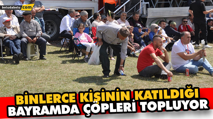 BİNLERCE KİŞİNİN KATILDIĞI BAYRAMDA ÇÖPLERİ TOPLUYOR BİNLERCE KİŞİNİN KATILDIĞI BAYRAMDA ÇÖPLERİ TOPLUYOR