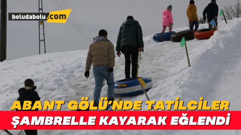Abant Gölü’nde tatilciler şambrelle kayarak eğlendi